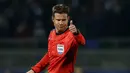 Wasit Felix Brych, saat memimpin pertandingan antara  Olympique Lyonnais melawan Zenit St. Petersburg pada laga Liga Champions di Stadion Stade Gerland, Lyon (04/11/2015). (EPA/Guillaume Horcajuelo)