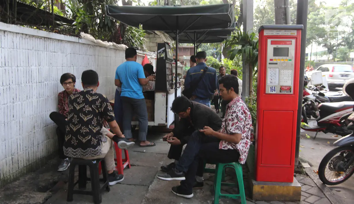 Sejumlah PKL menggelar dagangannya di atas trotoar Jalan Aditiawarman I hingga Jalan Sunan Ampel, Melawai, Jakarta Selatan, Jumat (2/3). Puluhan PKL sempat memasang spanduk OK OCE, namun diturunkan oleh Pemprov DKI Jakarta. (Liputan6.com/Arya Manggala)