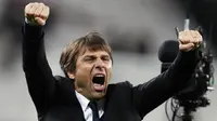 Ekspresi kegembiraan pelatih Chelsea, Antonio Conte usai timnya menang atas  West Ham 2-1 pada lanjutan Premier League di di Olympic Stadium, (6/3/2017). (AP/Kirsty Wigglesworth)