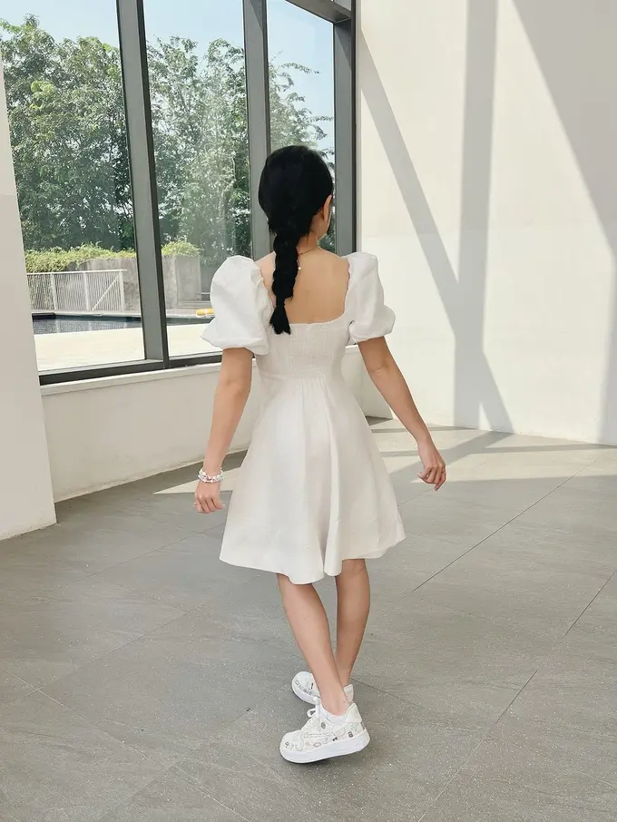 6 Gaya Manis Prilly Latuconsina Jadi Swifties Sejati Pakai Dress Mini Putih, Vibesnya Disebut Mirip Remaja SMP