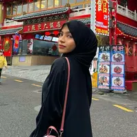 setelah konten video jilat es krim yang dibuatnya viral di media sosial, Oklin Fia panen hujatan dan cacian dari netizen. Besarnya makian yang didapat, membuatnya memutuskan untuk mematikan semua akun media sosialnya, termasuk TikTok dan Instagram. (Liputan6.com/IG/@oklinfia)