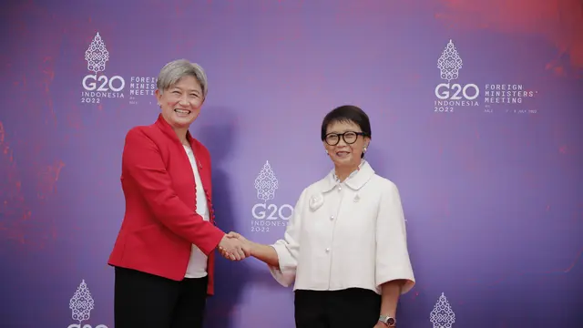 Menlu Retno Marsudi dan Menlu Australia Penny Wong di acara Foreign Ministers' Meeting di G20 Bali. (Dok: Kemlu RI)