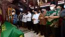 Presiden Joko Widodo melaksanakan Sholat Jenazah almarhum Buya Syafii Maarif di Masjid Gedhe Kauman Yogyakarta, Jumat (27/5/2022). (Foto:Muchlis Jr-Biro Pers Sekretariat Presiden)
