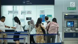 Penumpang mengantre di loket Stasiun MRT Bundaran HI, Jakarta, Jumat (24/5/2019). Transportasi massal MRT mulai beroperasi penuh kembali pascaaksi aksi 22 Mei menolak hasil Pemilu 2019 yang terjadi di Gedung Bawaslu beberapa hari terakhir. (Liputan6.com/Immanuel Antonius)