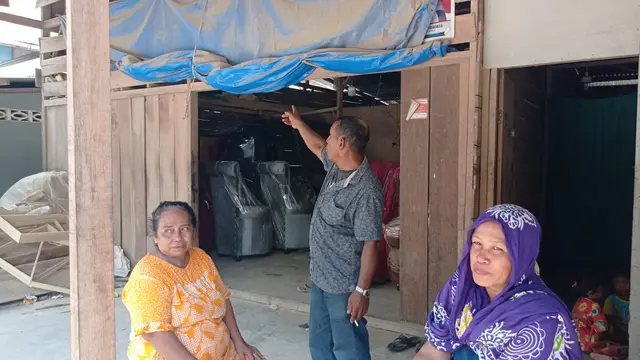 Warga menunjukkan bagian rumah yang terkena debu selama bertahun-tahun akibat jalan rusak di Kota Kendari.(Liputan6.com/Ahmad Akbar Fua)