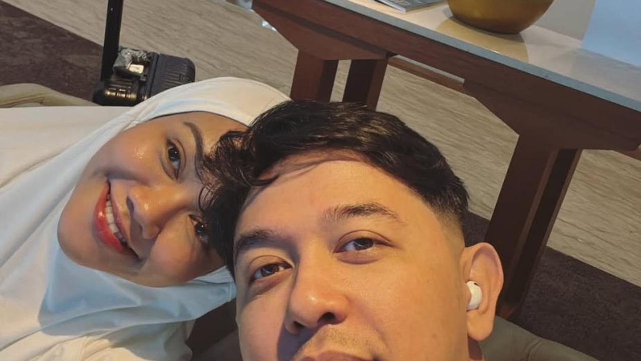 Vidi Aldiano Berangkat Umroh Bareng Keluarga dan Sahabat, Netizen Salfok dengan Mahalini
