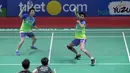 Ekspresi Tontowi Ahmad/Lilyana Natsir saat mengembalikan kok ke arah pasangan China, Zhang Nan/Li Yinhui pada perempat final Indonesia Open 2018 di Istora Senayan, Jakarta, (6/6/2018). Tontowi/Liliyana menang 21-17, 21-14. (Bola.com/Nick Hanoatubun)