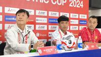 Pelatih Timnas Laos, Ha Hyeok-Jun (kiri), didampingi pemainnya, Phetdavanh Somsanid, dalam konferensi pers jelang duel kontra Timnas Indonesia di Piala AFF 2024, Rabu (11/12/2024). (Bola.com/Vincentius Atmaja)
