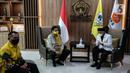 Ketum Partai Golkar Airlangga Hartanto berbincang dengan Presiden PKS, Ahmad Syaikhu di DPP Partai Golkar, Jakarta, Kamis (29/4/2021). Pertemuan dalam rangka silaturahmi kebangsaan serta perkenalan kepengurusan baru PKS di bawah kepemimpinan Presiden PKS Ahmad Syaikhu. (Liputan6.com/Johan Tallo)