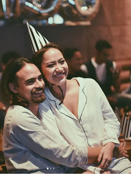 Rumah tangga pasangan Bunga Citra Lestari dan aktor asal Malaysia Ashraf Sinclair tak pernah terdengar gosip miring. Meski perempuan yang biasa disapa BCL itu tak memungkiri rumah tangganya tak berjalan mulus. (Instagram/@bclsinclair)