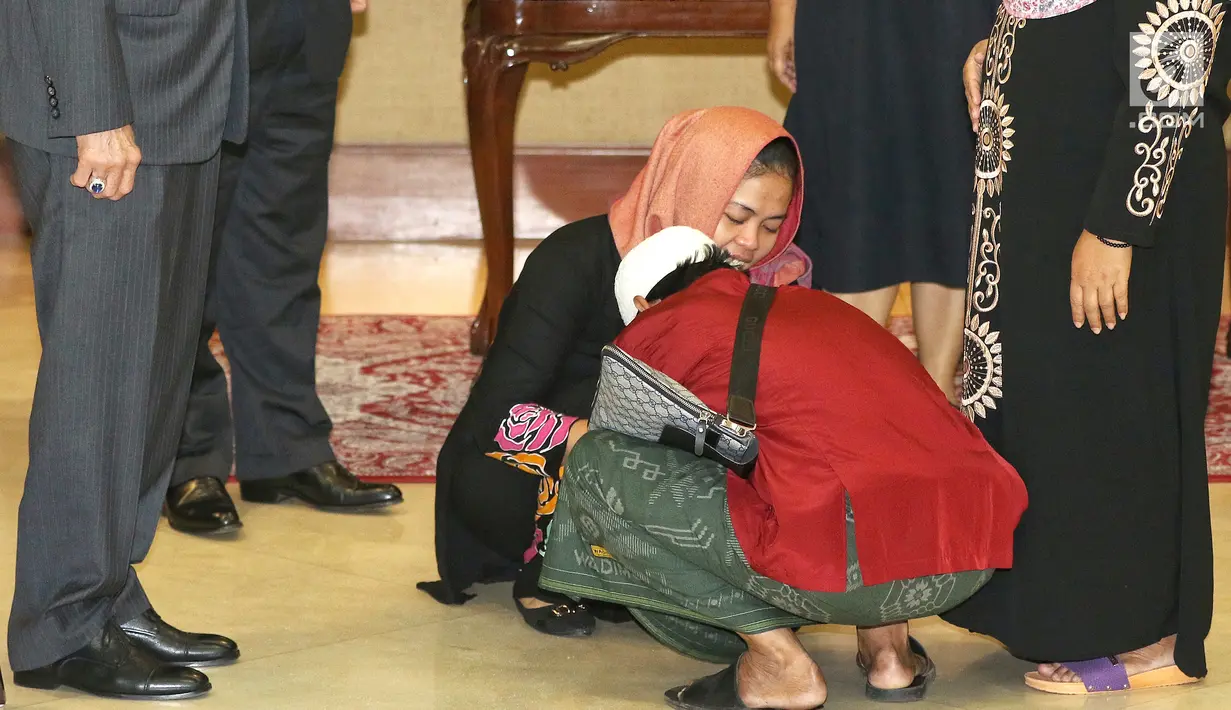 Orang tua Siti Aisyah bersujud kepada anaknya setelah kembali ke Indonesia di Kemenlu, Jakarta, Senin (11/3). Siti Aisyah diserahkan kepada keluarga setelah Jaksa Agung Malaysia mencabut dakwaan dugaan pembunuhan. (Liputan6.com/Johan Tallo)
