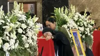 3 Prajurit TNI Gugur di Lebanon: Isak Tangis Keluarga Pecah Sambil Peluk Peti Jenazah