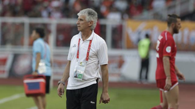 Pelatih Persija Jakarta, Ivan Kolev, mengamati pemainnya saat melawan Becamex Binh Duong pada laga Piala AFC. (Bola.com/M. Iqbal Ichsan)