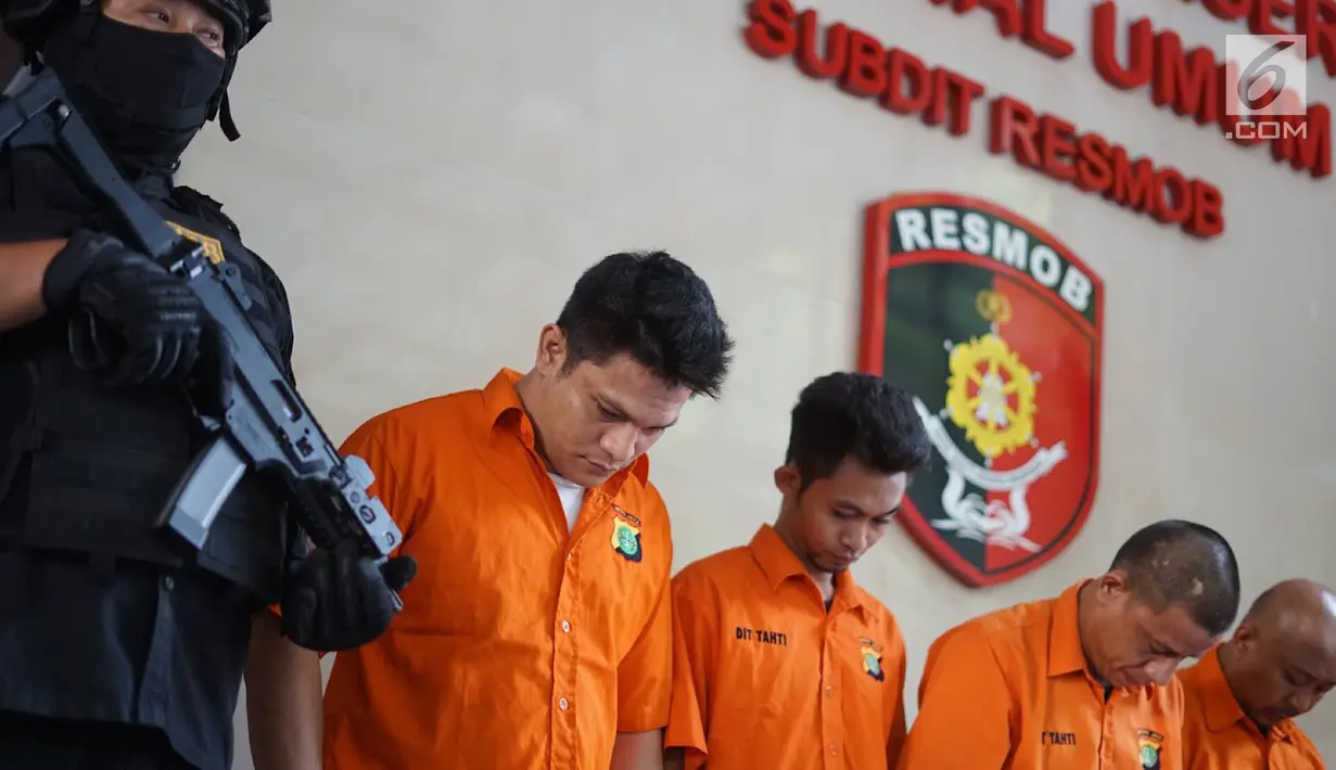 Tersangka dihadirkan saat rilis kasus pencurian ATM dan penipuan di Polda Metro Jaya, Rabu (25/9/2019). Polisi menangkap sembilan orang dari tiga kasus berbeda dengan barang bukti berupa puluhan unit handphone, berbagai jenis kartu ATM, tusuk gigi, dan amplas. (Liputan6.com/Immanuel Antonius)