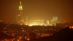 Pemandangan Kota Suci Mekkah saat malam hari yang diterangi cahaya lampu di Mekah, Arab Saudi (7/9). Keindahan Kota Suci Mekkah dari puncak Jabal Nur membuat umat muslim yang berziarah betah berlama-lama berdoa. (Reuters/Ahmed Jadallah)