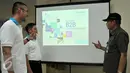 Business Development Indonetwork, Wisnu Purnama Aji dan Slamat Setiawan saat menerangkan program kepedulian Indonetwork kepada perwakilan instansi lembaga masyarakat, Jakarta, Selasa (19/1). (Liputan6.com/Yoppy Renato)