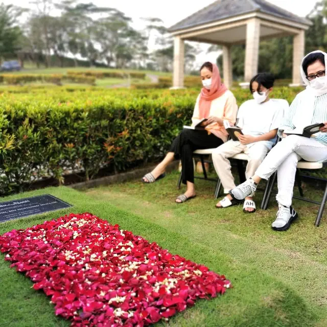 Jelang Ramadan, Ini 6 Momen BCL Ziarah ke Makam Suami Ditemani Noah dan Ibunda