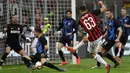 Pemain AC Milan Patrick Cutrone (tengah) menendang bola ke arah gawang saat menghadapi Inter Milan pada laga pekan 28 Liga Italia Serie A di Stadion San Siro, Milan, Minggu (17/3). Inter menggeser Milan dari posisi tiga klasemen. (AP Photo/Luca Bruno)