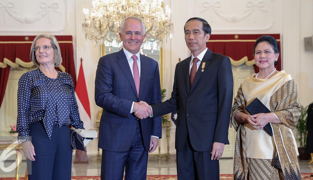 Presiden Joko Widodo didampingi Ibu Negara Iriana Jokowi menerima Perdana Menteri Australia  Malcolm Turnbull bersama Ibu Negara Lucy Turnbull di Istana Merdeka, Jakarta, Kamis (12/11). (Liputan6.com/Faizal Fanani)