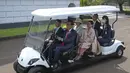 Jokowi menjadi supir mobil golf yang ditumpangi Kaisar Jepang, bersama Masako, Iriana, dan dua penerjemah saat berkeliling menuju Kebun Raya Bogor. (Bay Ismoyo/Pool Photo via AP)