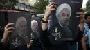 Pendukung Presiden Iran Hassan Rouhani membawa poster mereka merayakan kemenangannya dalam pemilihan presiden Iran di Teheran, Iran (20/5). (AP Photo/Vahid Salemi)