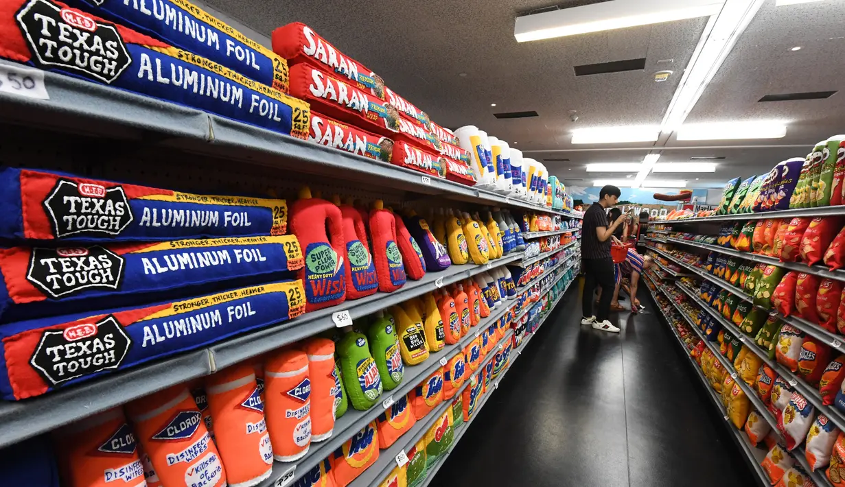 Pengunjung berbelanja di instalasi seni berjudul 'Sparrow Mart Supermarket' di hotel The Standard, Los Angeles, 10 Agustus 2018. Tidak ada tiket masuk menuju Sparrow Mart yang dibuka dari jam 11 pagi hingga 9 malam dan tutup pada Senin. (MARK RALSTON/AFP)