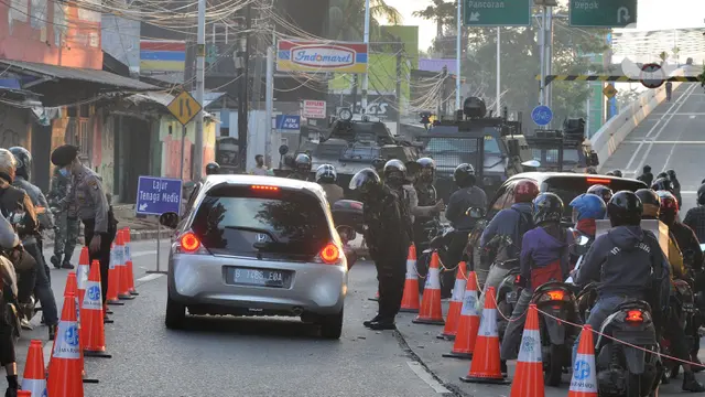 Kanalisasi Arus Lalu Lintas di Pos Penyekatan PPKM Darurat