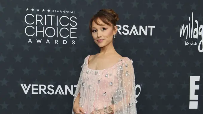 Ariana Grande Bangkitkan Vibes Glinda di Critics Choice Awards 2026 dengan Dress Pink dan Rambut Berponi