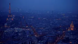 Lansekap kota Paris saat sore hari dari atap gedung pencakar langit "The Tour Montparnasse" memperlihatkan Menara Eiffel, Senin (8/1). Pemandangan bangunan klasik yang bersejarah pun menjadi panorama kota yang sangat menarik. (CHRISTOPHE SIMON/AFP)