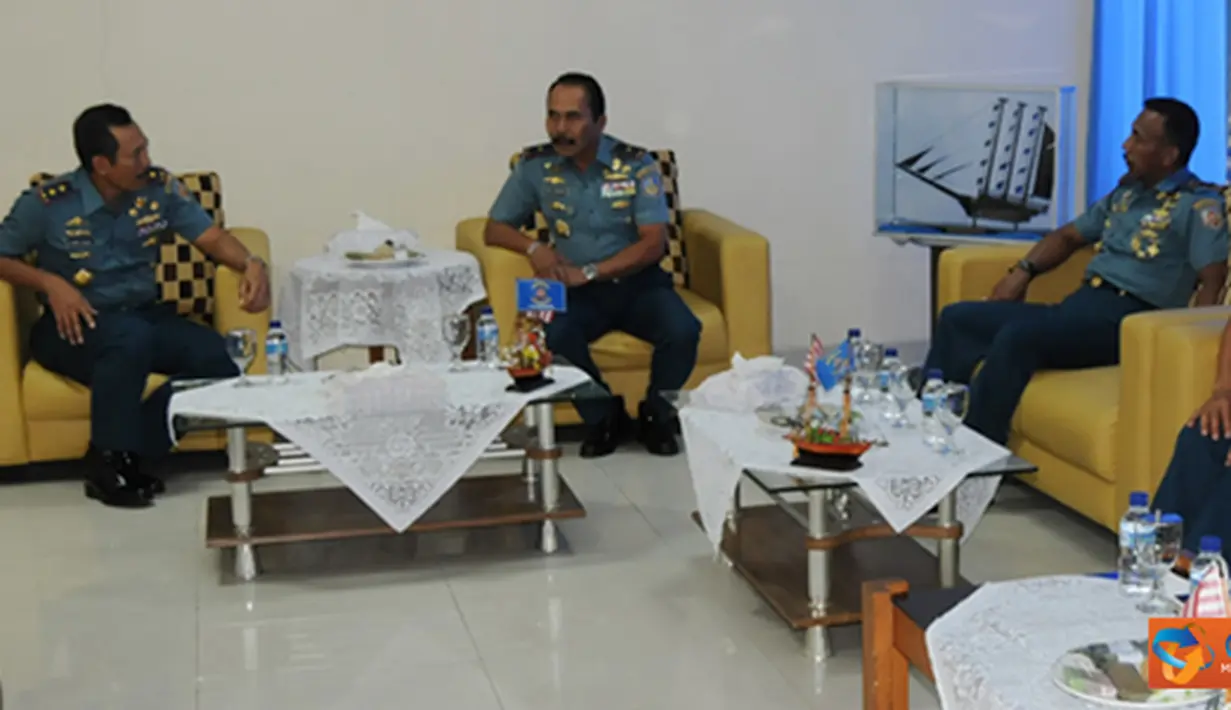 Citizen6, Surabaya: Dankobangdikal Laksda TNI Djoko Teguh Wahojo menerima kunjungan resmi  Gubernur AAL Laksma TNI Herry Setianegara, di Lobby Utama Gedung Mako Ki Hadjar Dewantara Kesatrian Bumimoro Kobangdikal, Selasa, (17/7). (Pengirim: Penkobangdikal)