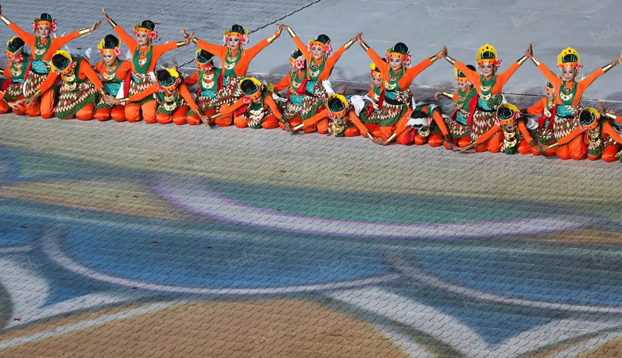 Aksi penari saat membawakan tari Saman yang merupakan tarian tradisional asal Aceh pada penutupan PON XIX Jabar 2016 di Stadion Gelora Bandung Lautan Api, Kamis (29/9/2016). (Bola.com/Vitalis Yogi Trisna)