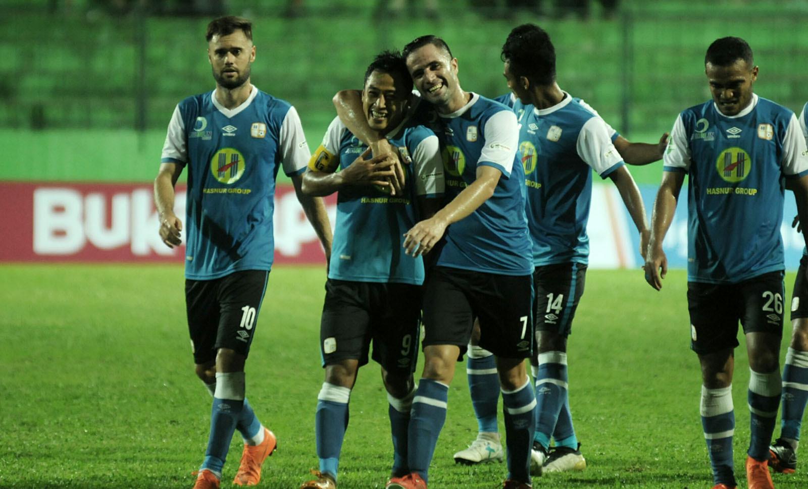 Pemain Barito Putera rileks saat unggul di babak pertama dari Perseru di Stadion Gajayana, Malang, Kamis (17/5/2018). (Bola.com/Iwan Setiawan)