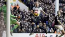 Penyerang Tottenham Hotspur, Harry Kane (tengah) mencetak hat-trick ke gawang West Bromwich Albion pada laga Premier League pekan ke-21 di White Hart Lane stadium, London, Sabtu (14/1/2017). Spurs menang 4-0. (AP/Matt Dunham)