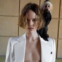 Saint Laurent hadirkan kampanye fashion terbaru dengan menggandeng Freja Beha dan Kiki Willems.