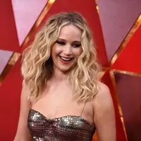 Selain soal kepiawaiannya dalam berakting, Jennifer Lawrence juga selalu memikat karena parasnya yang cantik dan tubuh seksinya. Namun siapa sangka kalau JLaw doyan dan gemar makan pizza. (Foto: AFP)