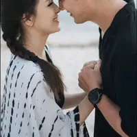 Sempat menjadi perbincangan karena adanya orang ketiga. Kini, Lady Nayoan dan Rendy Kjaernett makin mesra setelah memutuskan untuk kembali bersama. Berikut potret kemesraan Lady dan Rendy saat liburan. [Instagram/ladynayoan]