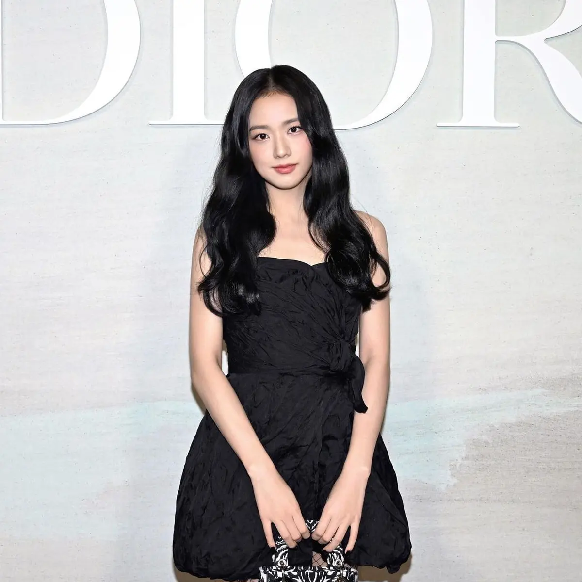 Jisoo BLACKPINK Tampil Elegan Pakai Mini Dress Hitam di Dior Paris