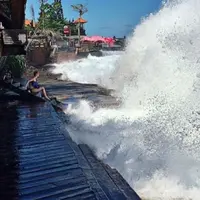 Inilah dua video yang merekam bagaimana kedahsyatan dua gelombang raksasa yang menghantam tempat wisata di Bali.
