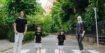 Mengabadikan momen ceria di depan landmark ikonik Tokyo Tower, pasangan ini tampil kompak bersama dua buah hati mereka dalam balutan outfit serba hitam yang simpel tapi tetap modis. [@cutratumeyriska].
