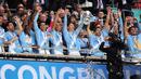 Para pemain Manchester City merayakan gelar Piala FA setelah mengalahkan Chelsea dengan skor 1-0 di partai final di Wembley Stadium hari Sabtu (16/05/2026) malam WIB. (AFP/Adrian Dennis)