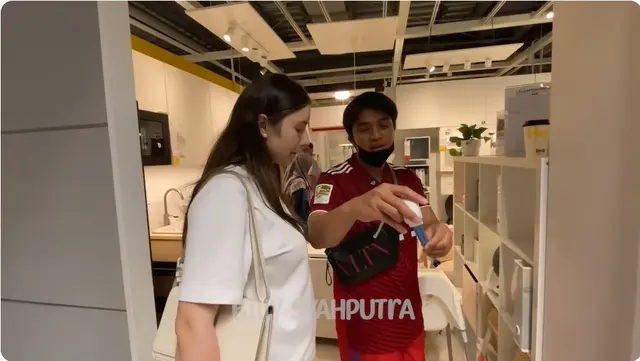 Sang istri sudah hamil 4 bulan, intip 7 potret persiapan Billy Syahputra dan Vika sambut anak pertama