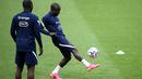 Gelandang Prancis, N'Golo Kante (kanan) mengontrol bola selama sesi latihan menjelang pertandingan persahabatan dengan Bulgaria di Stade de France, utara Paris, Senin (7/6/2021). Timnas Prancis akan bersua Bulgaria pada laga uji coba jelang Euro 2020, Rabu (9/6) dinihari WIB. (FRANCK FIFE / AFP)