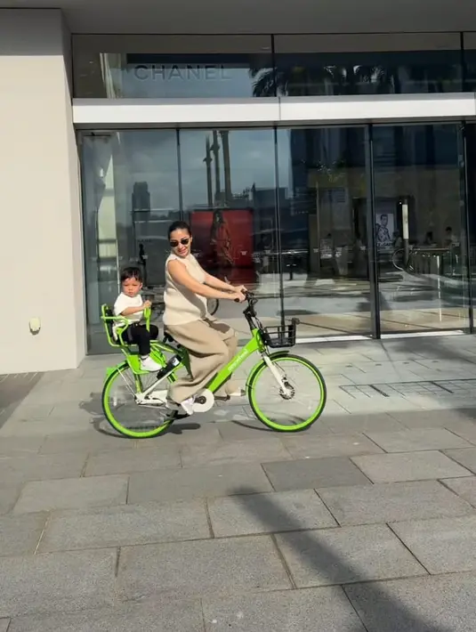 Dengan rambut braid ponytail, Nikita Willy nampak lincah naik sepeda memboncengi Issa [@nonawilly16]