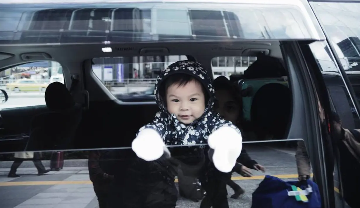 Kalau yang satu ini, Natusah terlihat sedang berdiri sambil berpegangan dengan jendela mobil. Mengingat cuaca sangat dingin, Natusha masih tetap tampil dengan baju hangat dan sarung tangan. (Instagram/natushaa.oliviaa.alinskie)