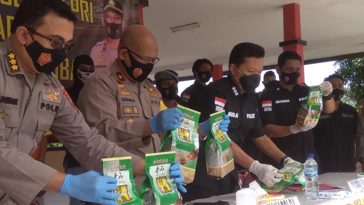 Sebanyak 46 bungkus atau sekitar 46 kilogram narkotika jenis sabu diamankan oleh opsnal Ditresnarkoba Polda Kepri di Pulau Terong, Belakang Padang, Batam. (Foto: Liputan6.com/Ajang Nurdin)