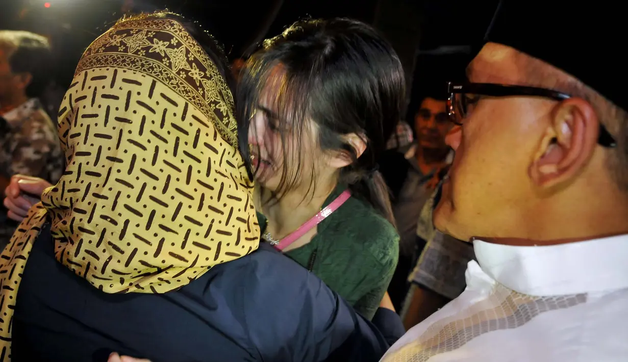 Nia Ramadhani tak kuasa menahan tangis saat mengantar jenazah ayahnya ke rumah duka di   kawasan Ciganjur, Jakarta Selatan (Liputan6.com/Johan Tallo)