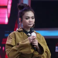 “Setelah mencari berbagai macam ilmu, bukan hanya ilmu agama saja. Aku baca ilmu falsafat , dan menemukan keyakinan dengan Tuhan yang meciptakan aku, akhirnya aku memilih jalan ini,” kata Rina Nose melanjutkan. (Nurwahyunan/Bintang.com)