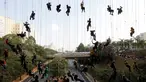 Sejumlah pendaki profesional melakukan rappelling dari atas jembatan saat membuat cincin Olimpiade 2016 di Sao Paulo, Brasil (31/7). Aksi ini dilakukan untuk menyambut dan memeriahkan Olimpiade 2016. (REUTERS/Paulo Whitaker) 