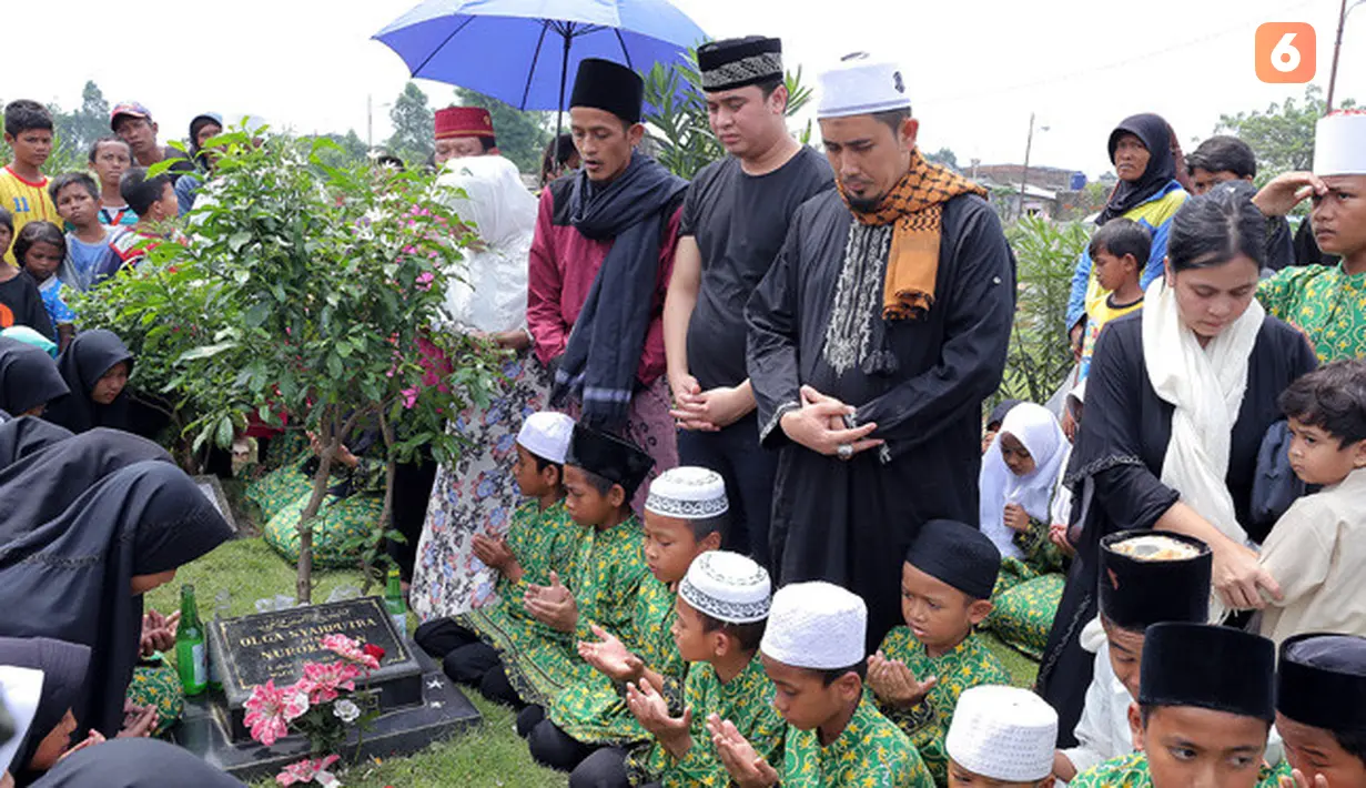Sebelum mendatangi makam Olga yang terletak id kawasan Pondok Kelapa, Billy dan keluarganya terlebih dulu menggelar doa bersama untuk Olga. (Deki Prayoga/Bintang.com)
