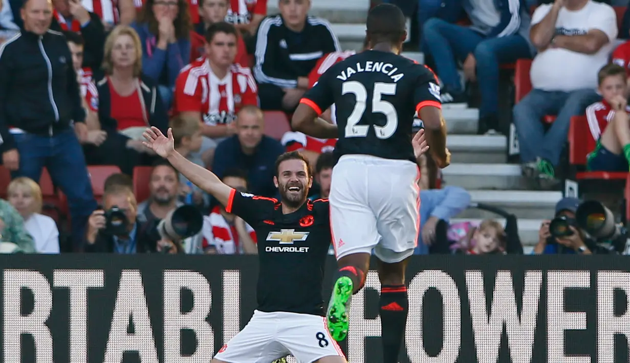 Gelandang MU, Juan Mata (kiri) melakukan selebrasi usai mencetak gol ke gawang Southampton pada lanjutan Liga Premier Inggris di Stadion St. Mary, Minggu (20/9/2015). MU menang atas Southampton dengan skor 3-2. (Reuters/Stefan Wermuth)